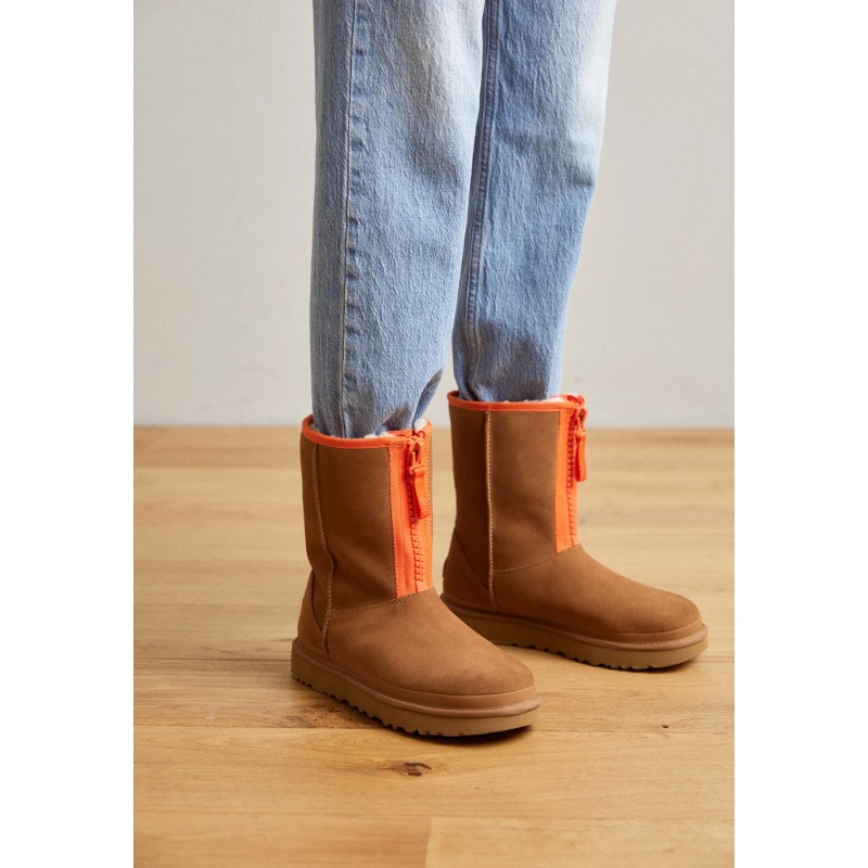 UGG CLASSIC SHORT ZIPPER TAPE LOGO Botines chestnut