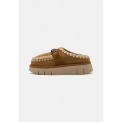 Mou BOUNCE LOGO Sandalias planas cognac