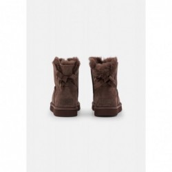 UGG MINI BAILEY BOW II Botines burnt cedar