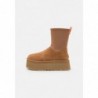 UGG CLASSIC DIPPER Botines con plataforma chestnut