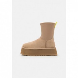 UGG CLASSIC DIPPER Botines con plataforma sand