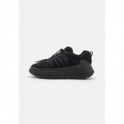 UGG CAPTRAIL LOW Zapatillas black