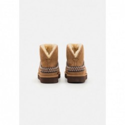 UGG CLASSIC MINI CRESCENT Botines bajos chestnut