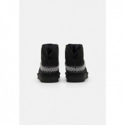 UGG CLASSIC MINI CRESCENT Botines bajos black