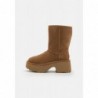 UGG CLASSIC SHORT NEW HEIGHTS Botines con plataforma chestnut