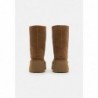 UGG CLASSIC SHORT NEW HEIGHTS Botines con plataforma chestnut