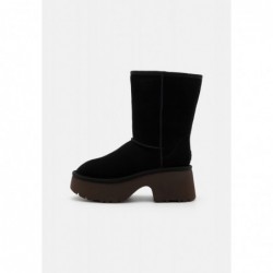 UGG CLASSIC SHORT NEW HEIGHTS Botines con plataforma black