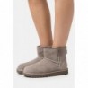 UGG CLASSIC MINI BAILEY ZIP Botines smoke plume