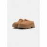 UGG NEW HEIGHTS COZY Sandalias chestnut