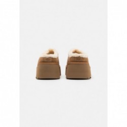 UGG NEW HEIGHTS COZY Sandalias chestnut