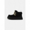 UGG FUNKARRA CABIN CUFF Botines bajos black